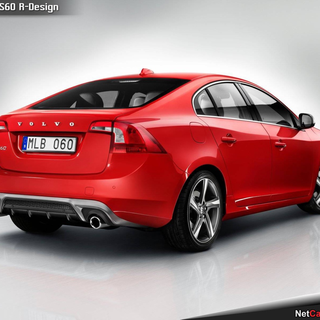 Автомобиль Volvo s60 на дороге