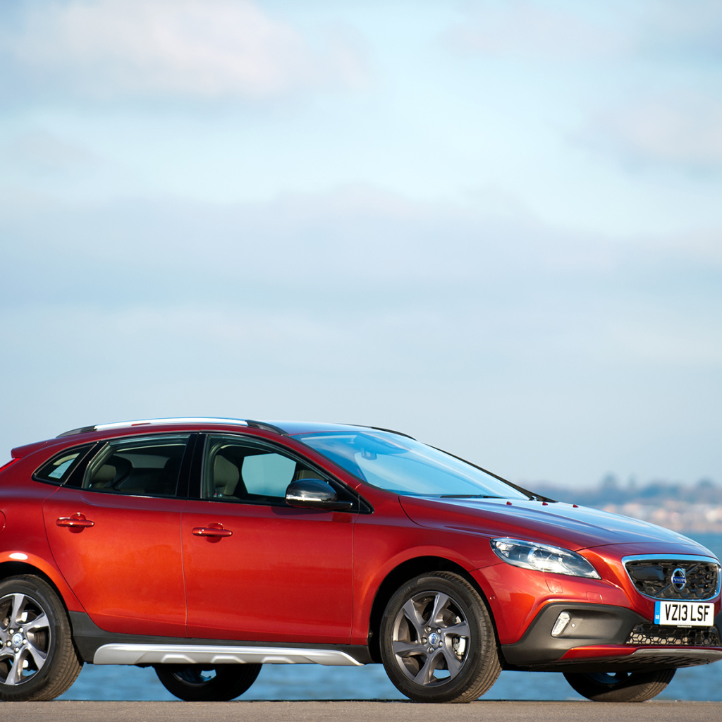 Автомобиль Volvo v40 Cross country на дороге