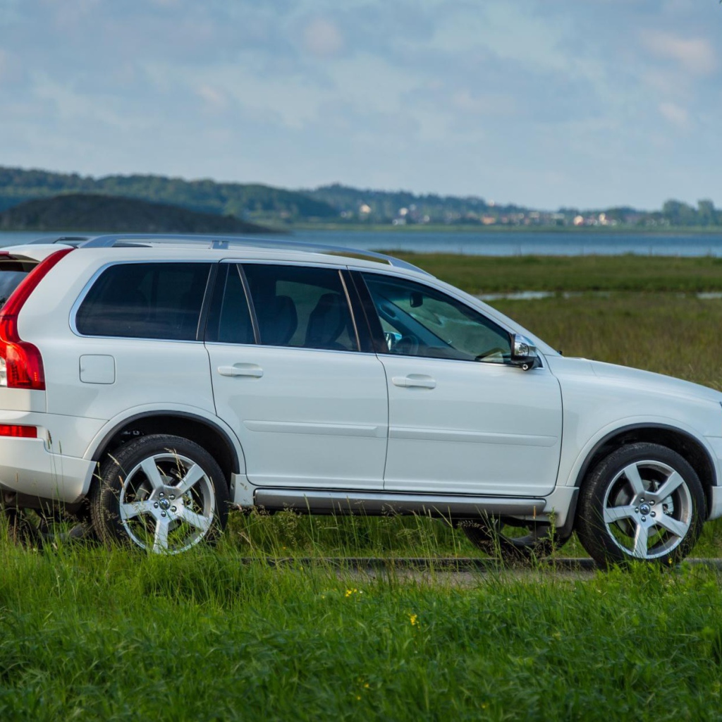  Автомобиль Volvo  xc90 2014 на дороге