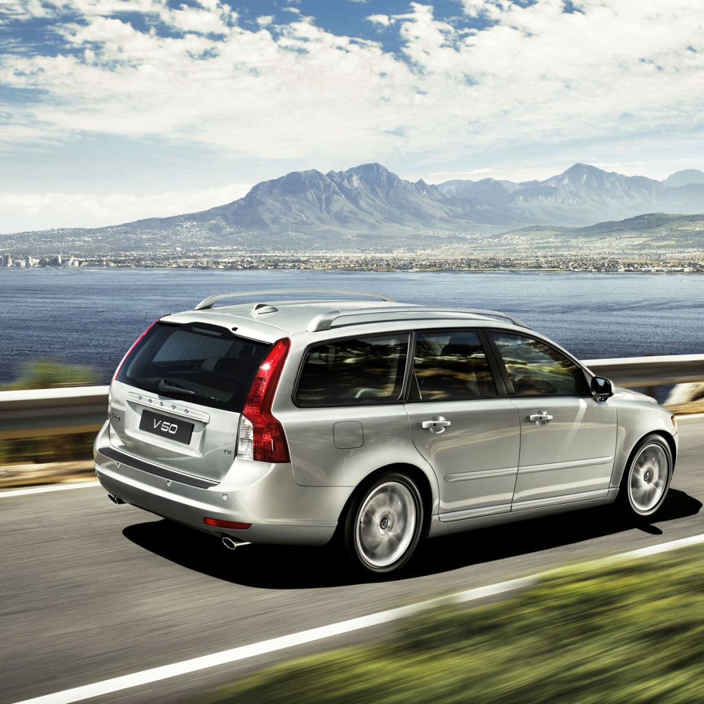  Автомобиль Volvo v50 на дороге