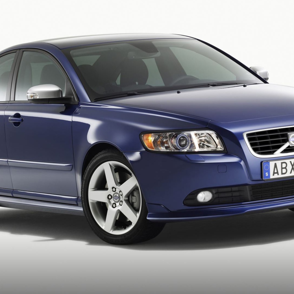 Автомобиль марки Volvo модели s40