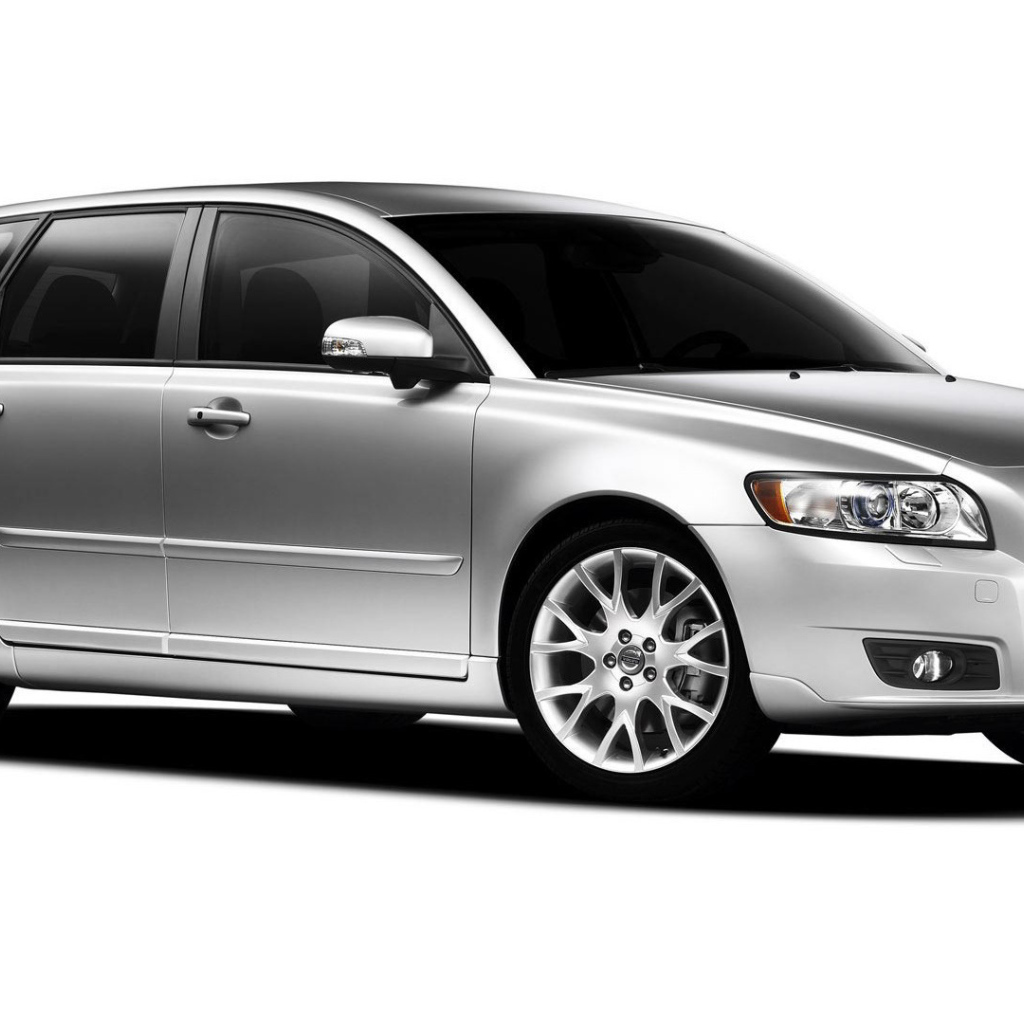 Автомобиль марки Volvo модели v50