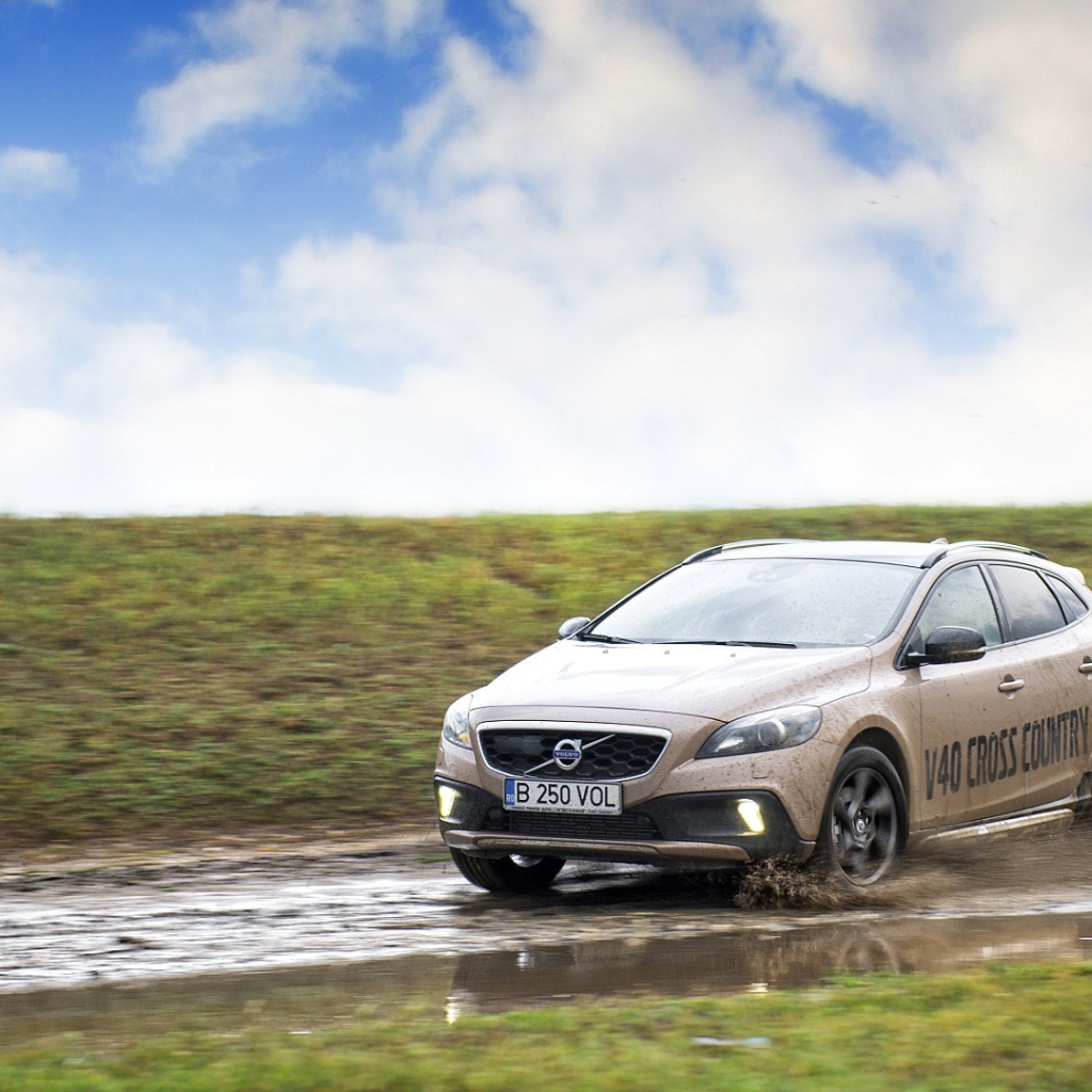  Новый автомобиль Volvo v40 Cross country