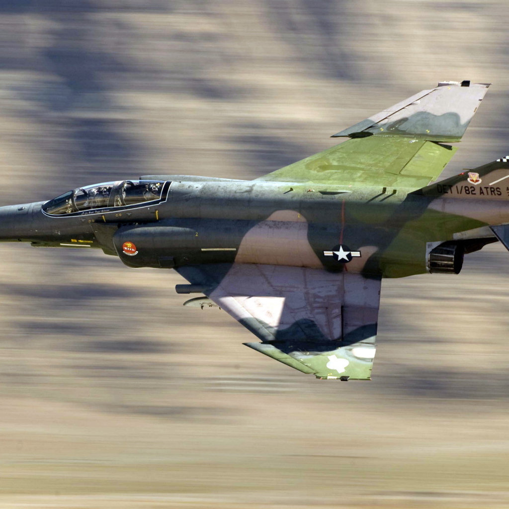 Самолет Ф-4 в полете