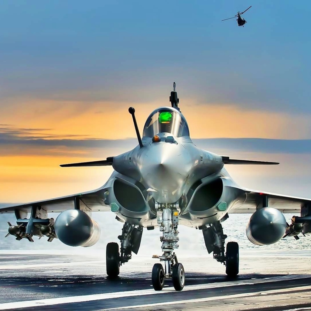 Самолет на палубе корабля