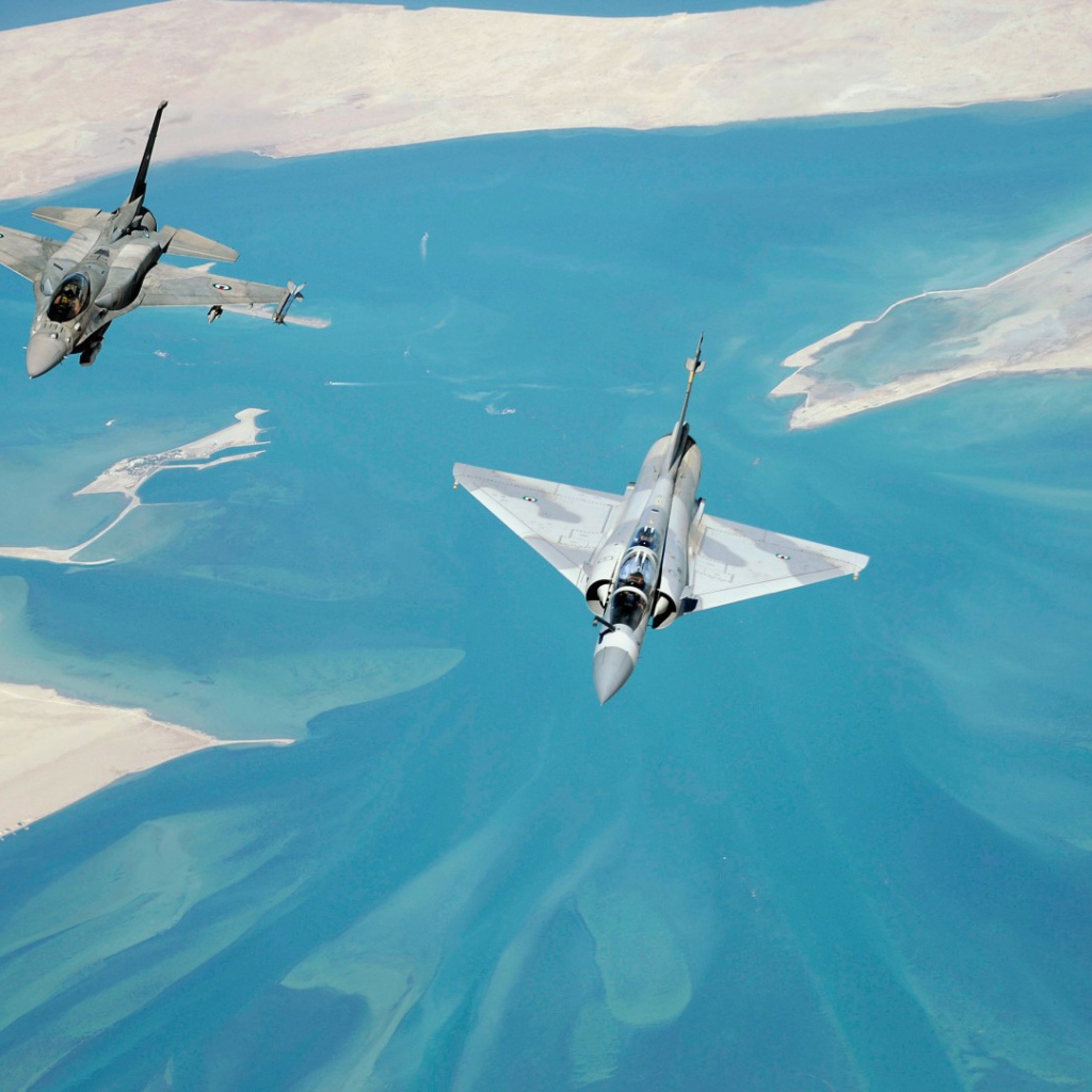 Разные типы истребителей над заливом