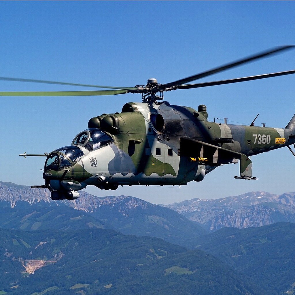 Вертолет в горах