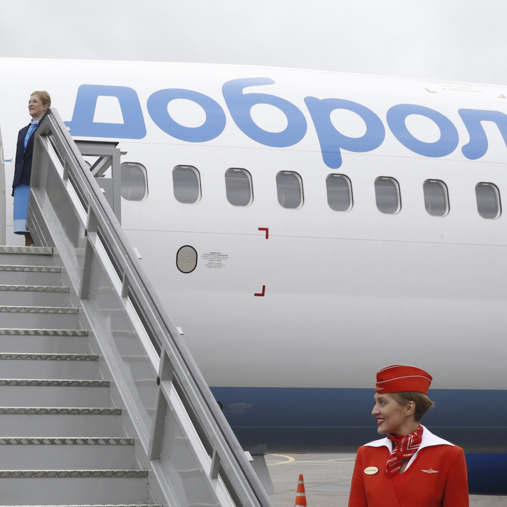 Медведев на трапе самолета Добролет