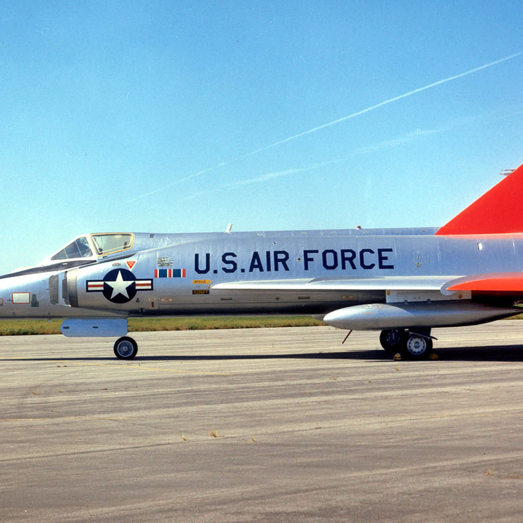 Военный самолет F-102