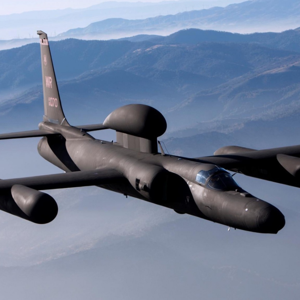 Самолет разведчик над горами