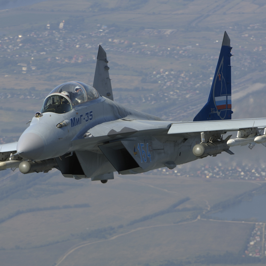 Самолет Миг-35 с ракетами