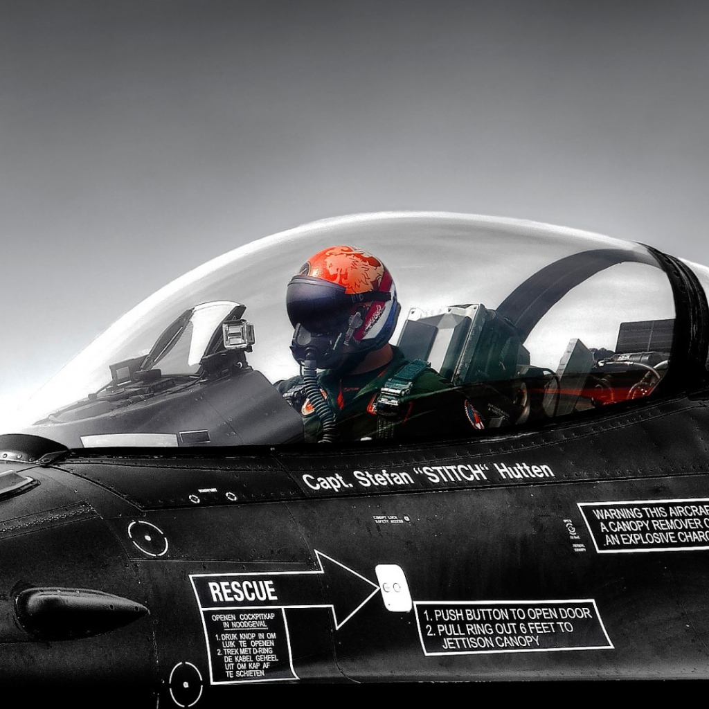 Пилот в кабине самолета