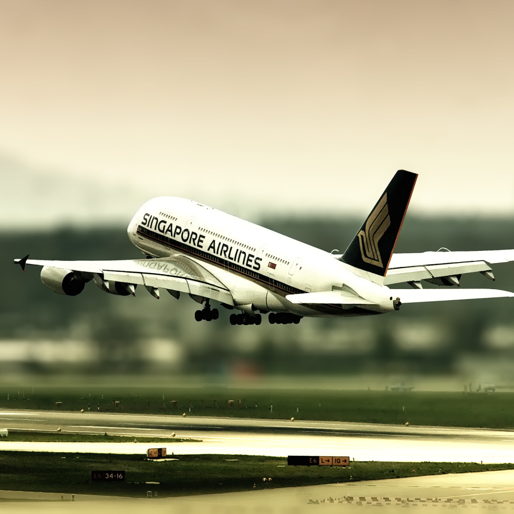 Взлет самолета из Сингапура