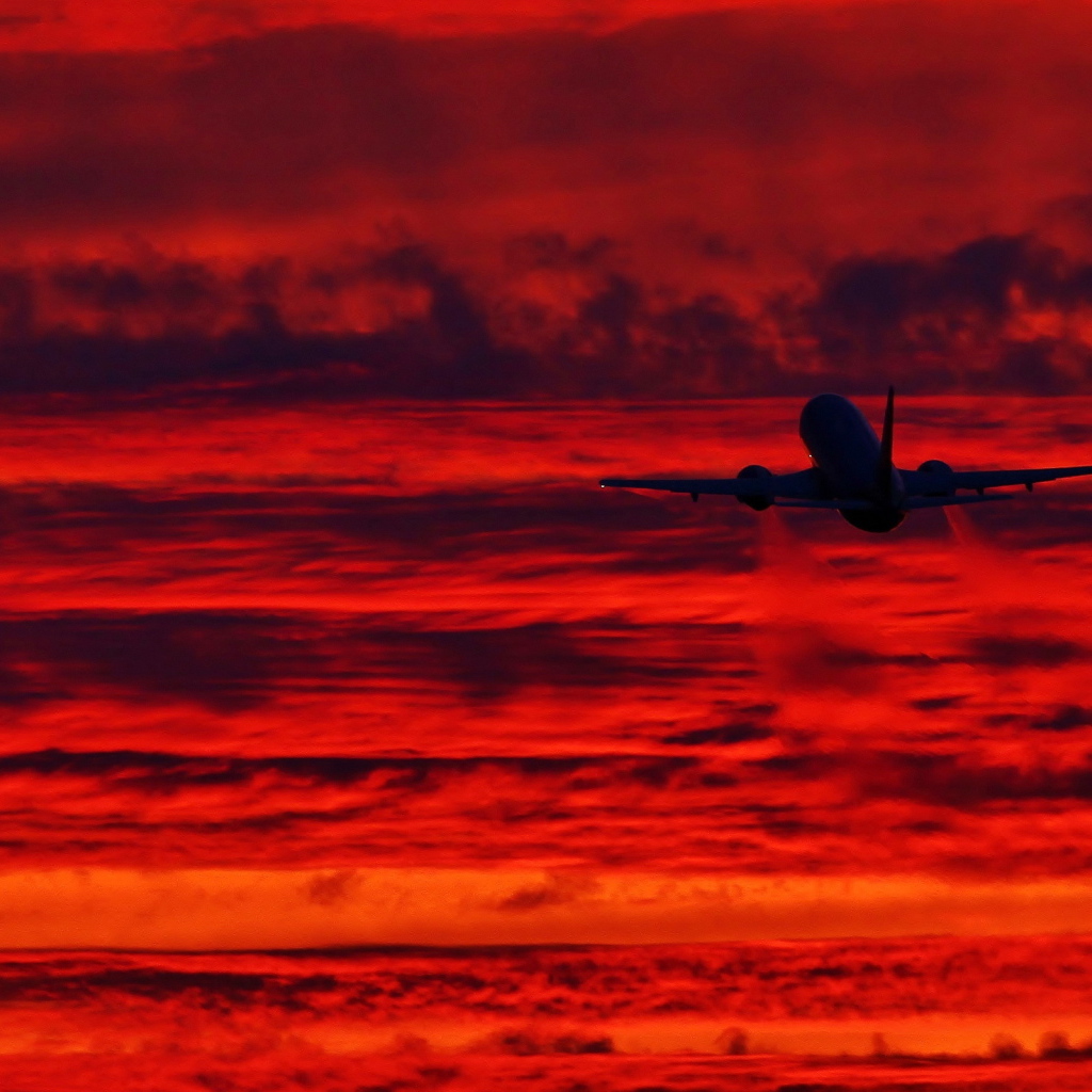 Самолет взлетает на закате