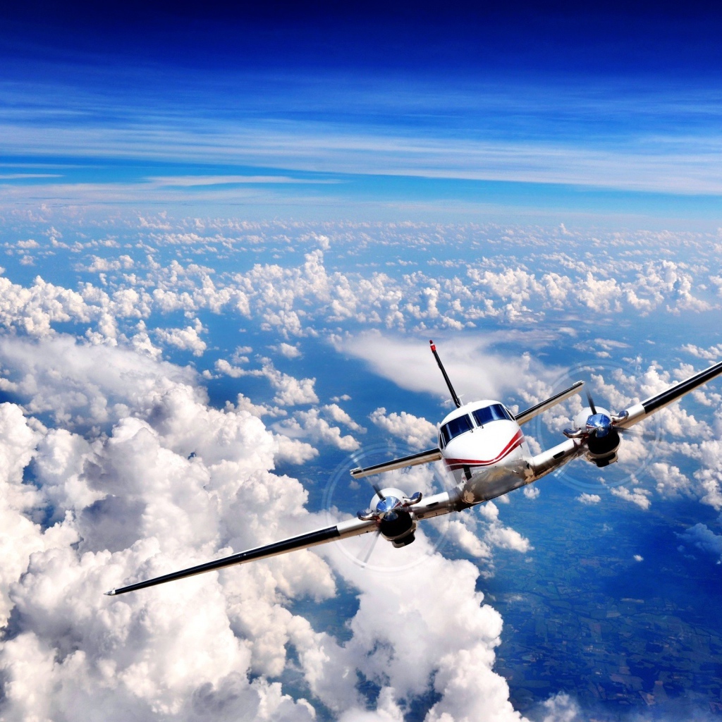 Самолет летит над облаками