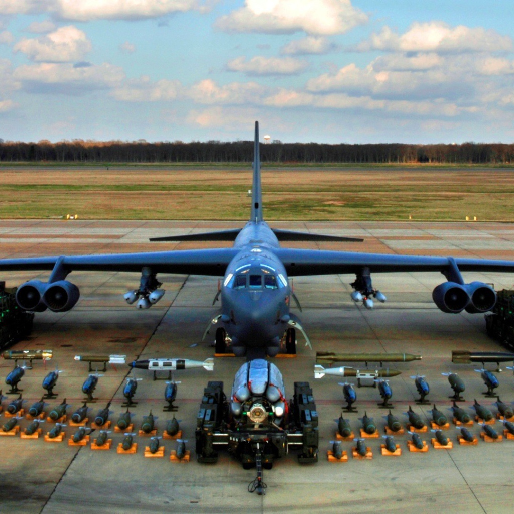 Военный самолет B-52