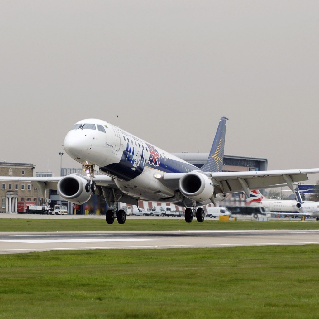 Самолет оторвался от земли