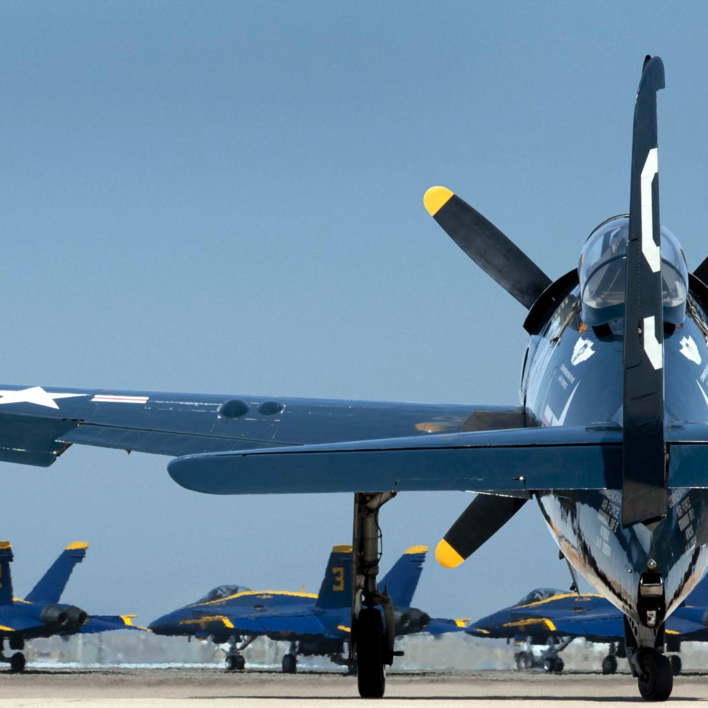 Военные самолеты на аэродроме