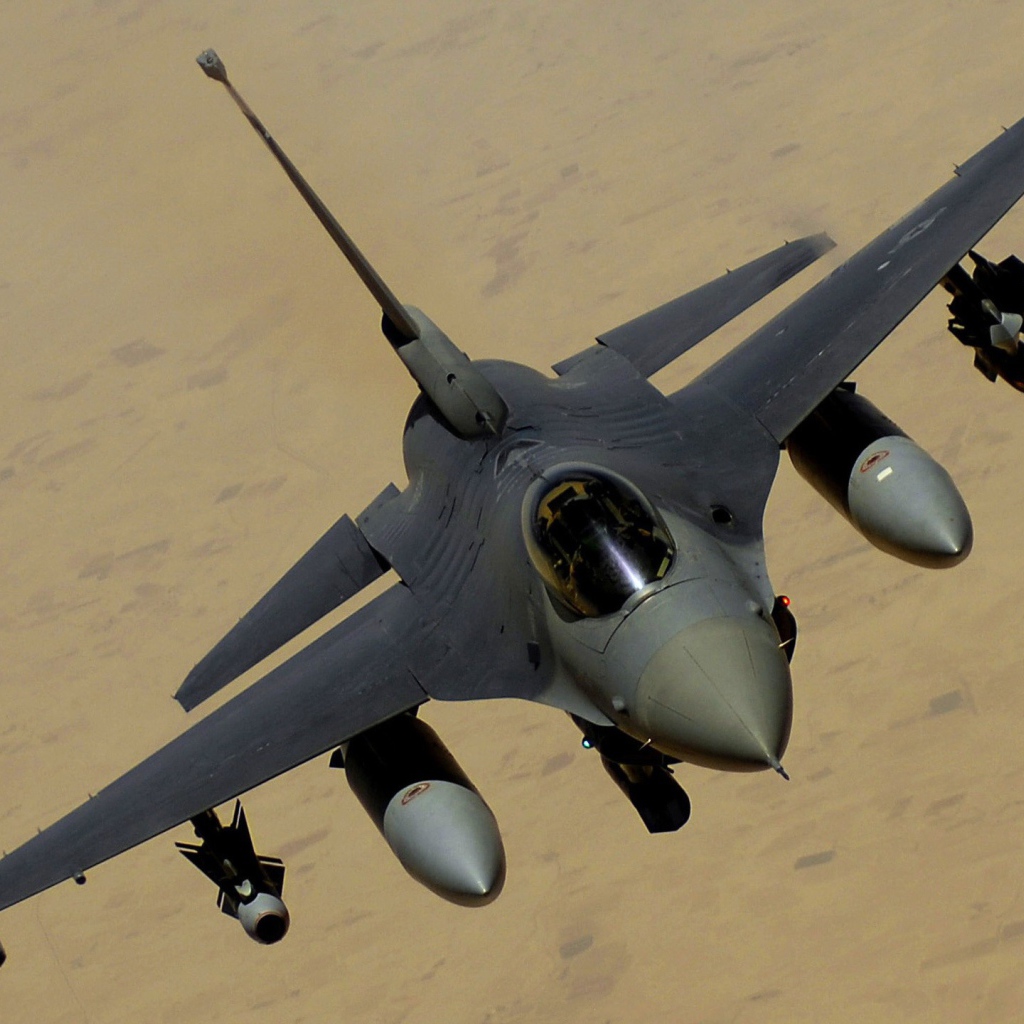 Военный самолет F-16 в полном вооружении