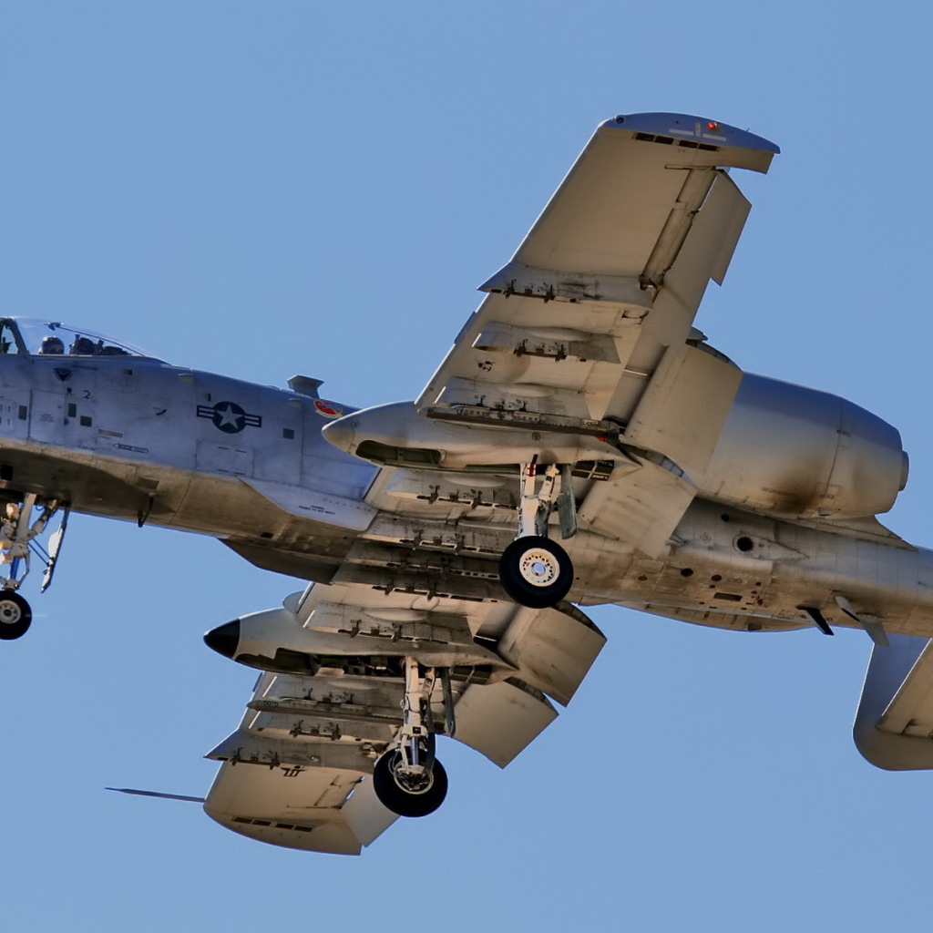 Бомбардировщик идет на посадку