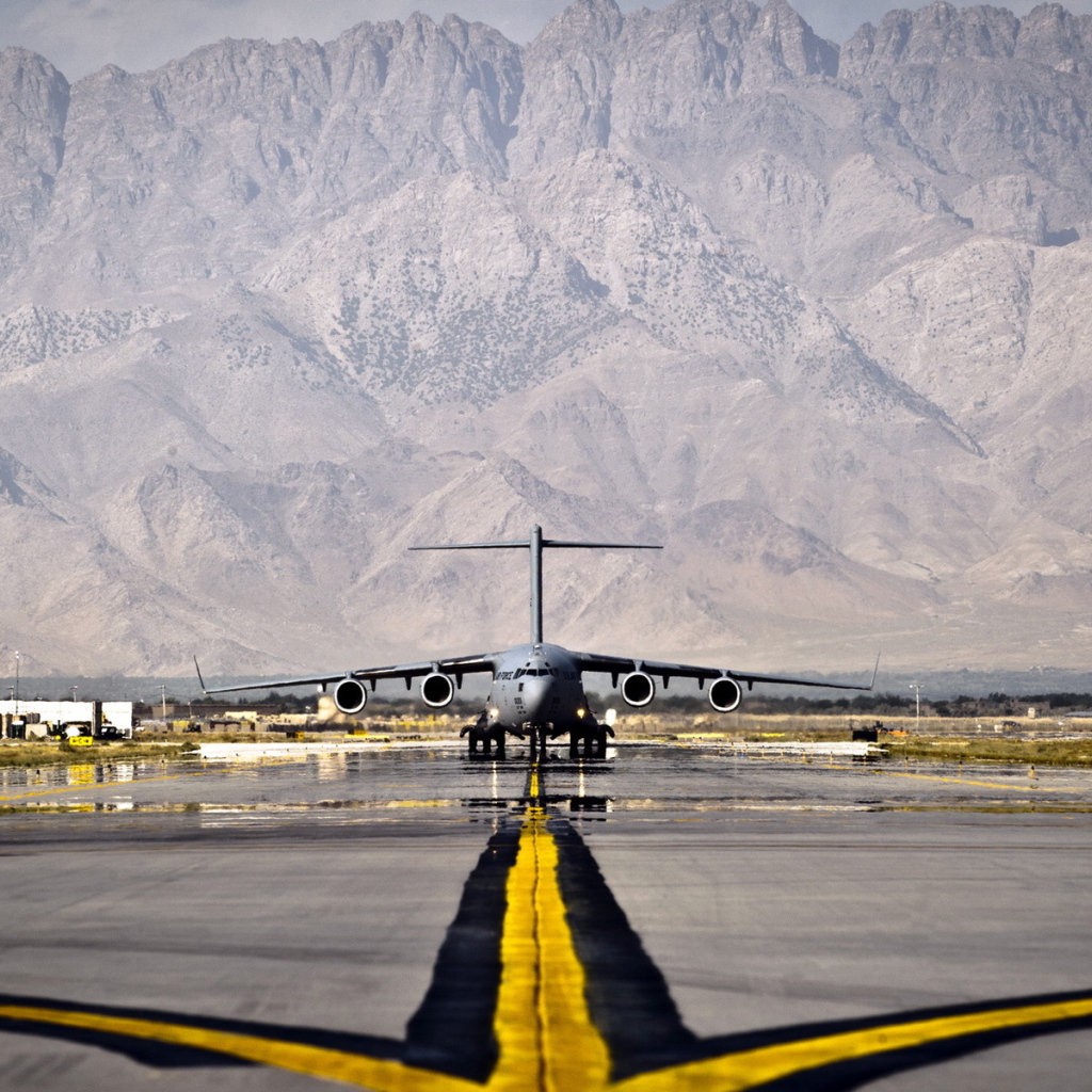 Самолет на взлетной полосе