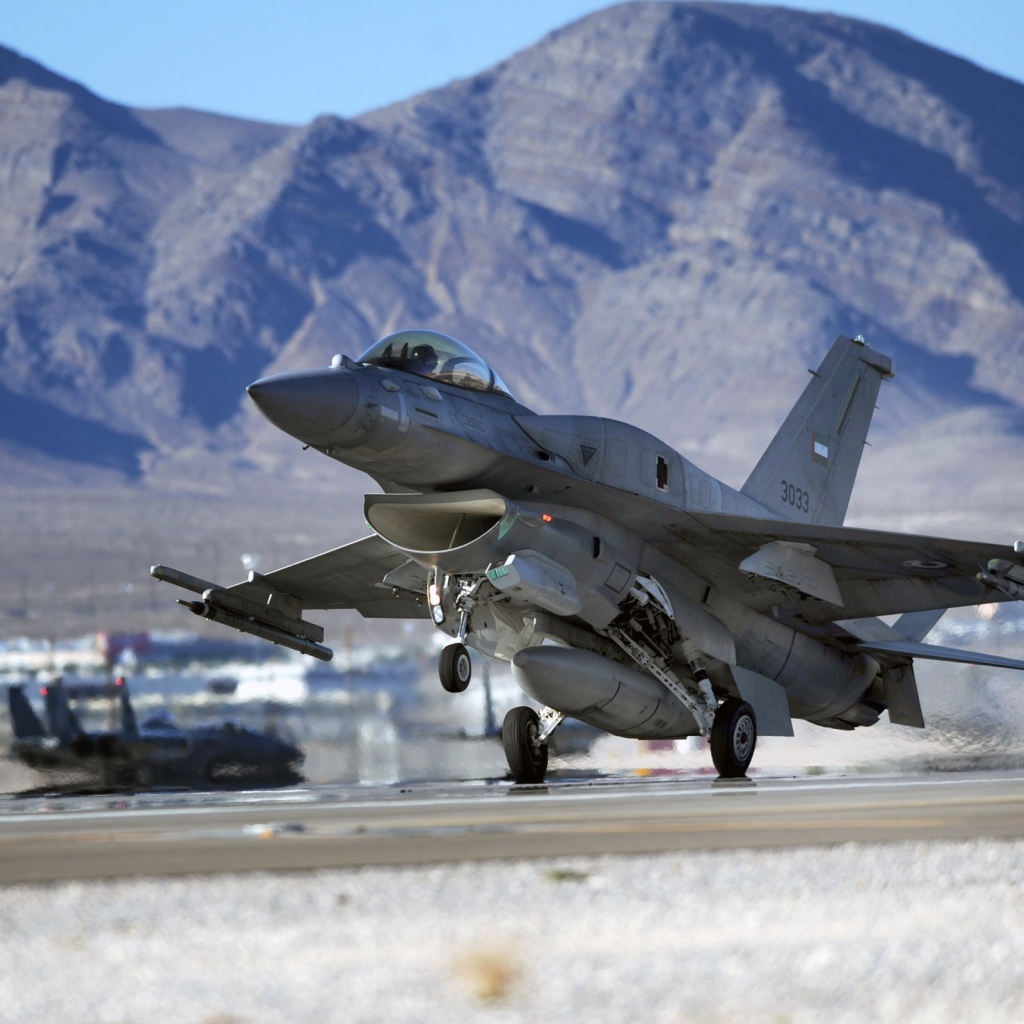 Взлет военного самолета Ф-16