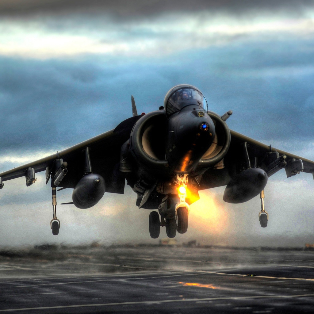 Взлет военного самолета