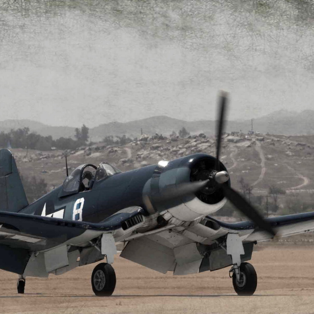 Старинный военный самолет