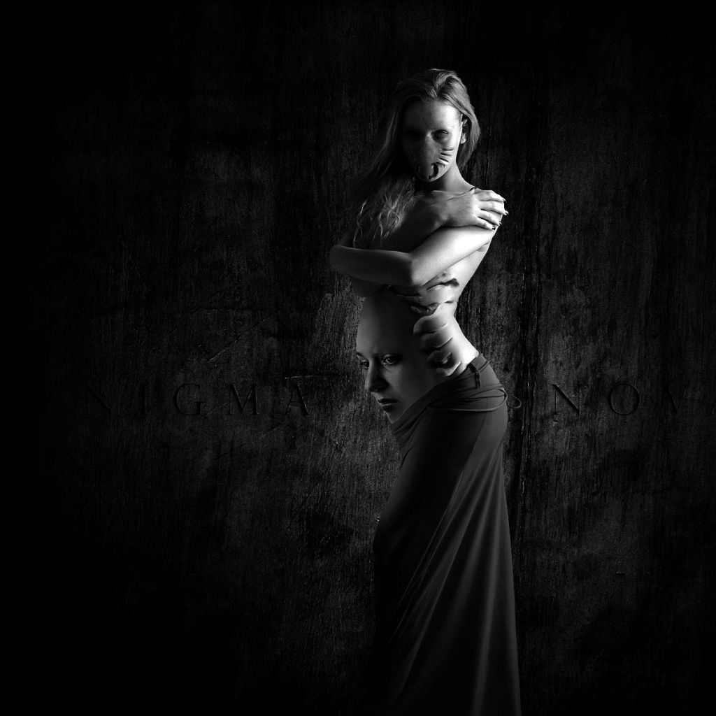 Черные обои с женской фигурой