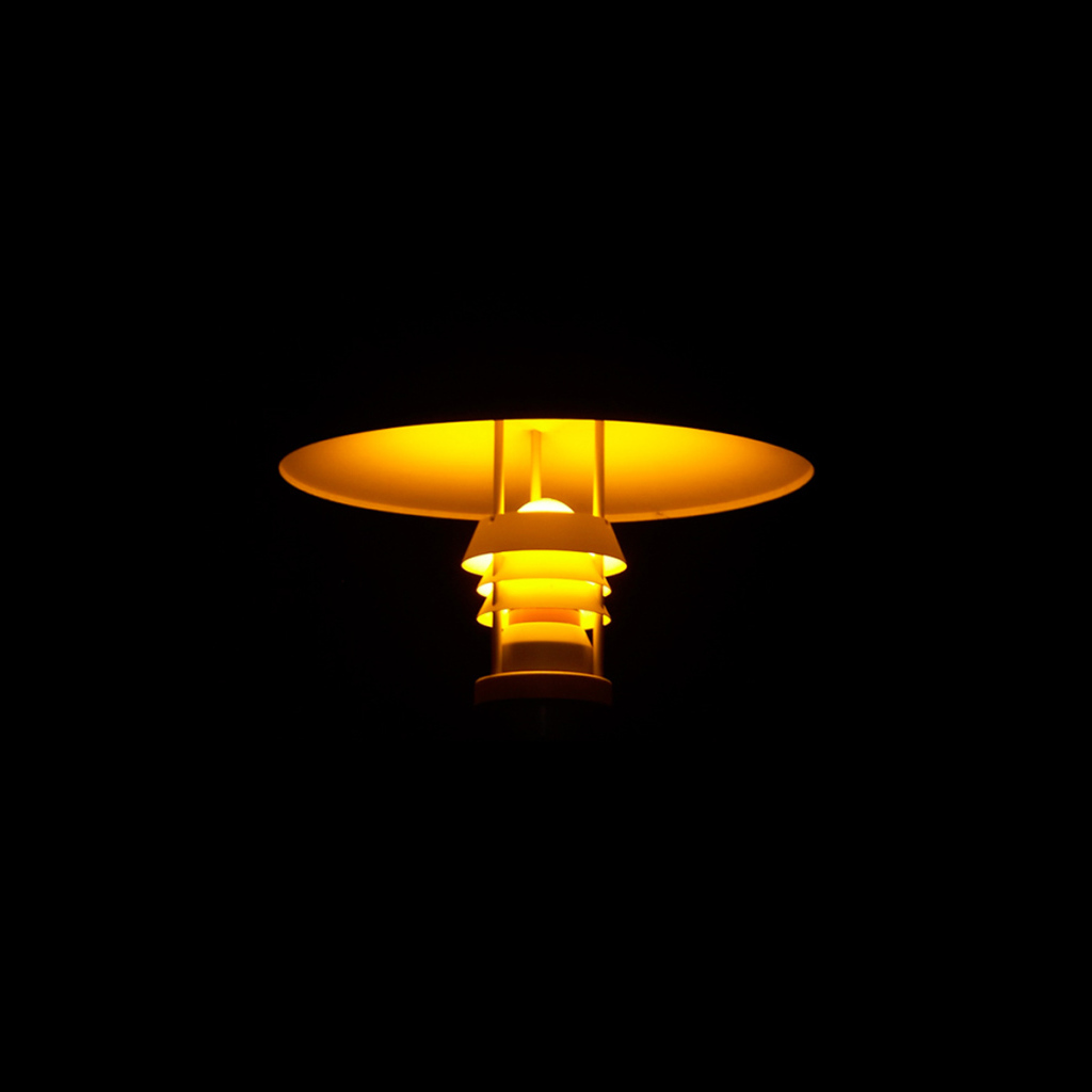 Черные обои с лампой