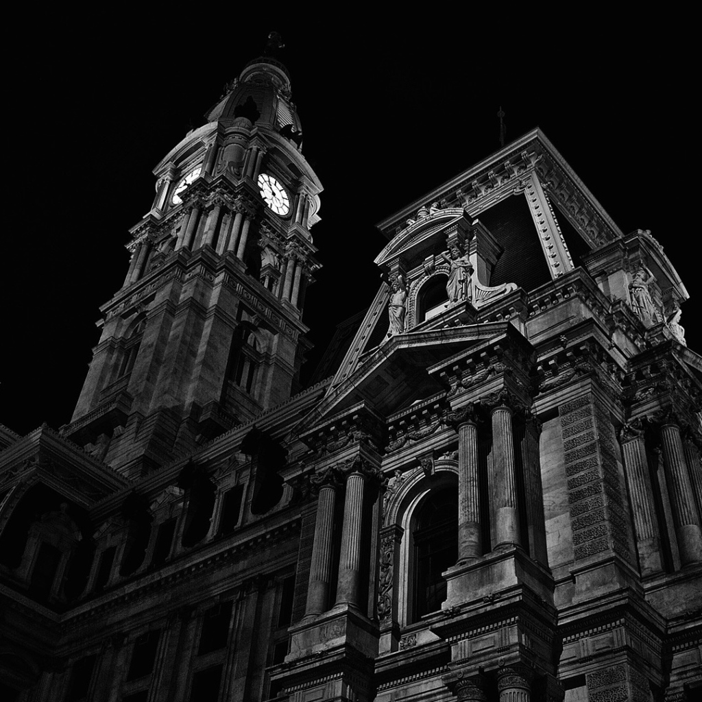 Церковь на черных обоях