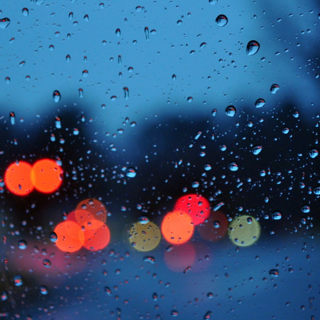 Капли и блики на стекле