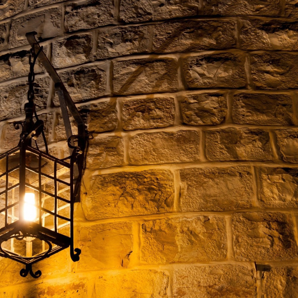 Фонарь на стене