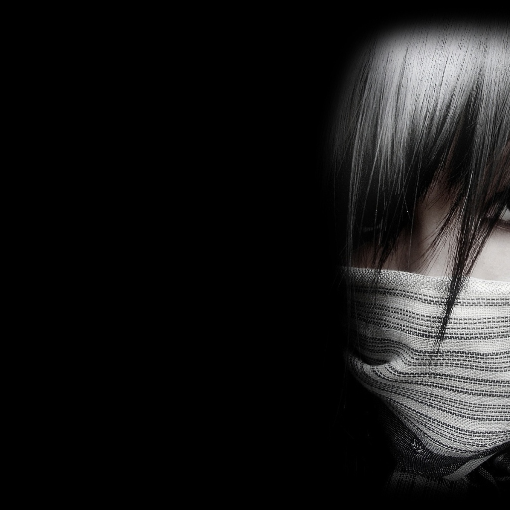 Лицо в маске на черных обоях