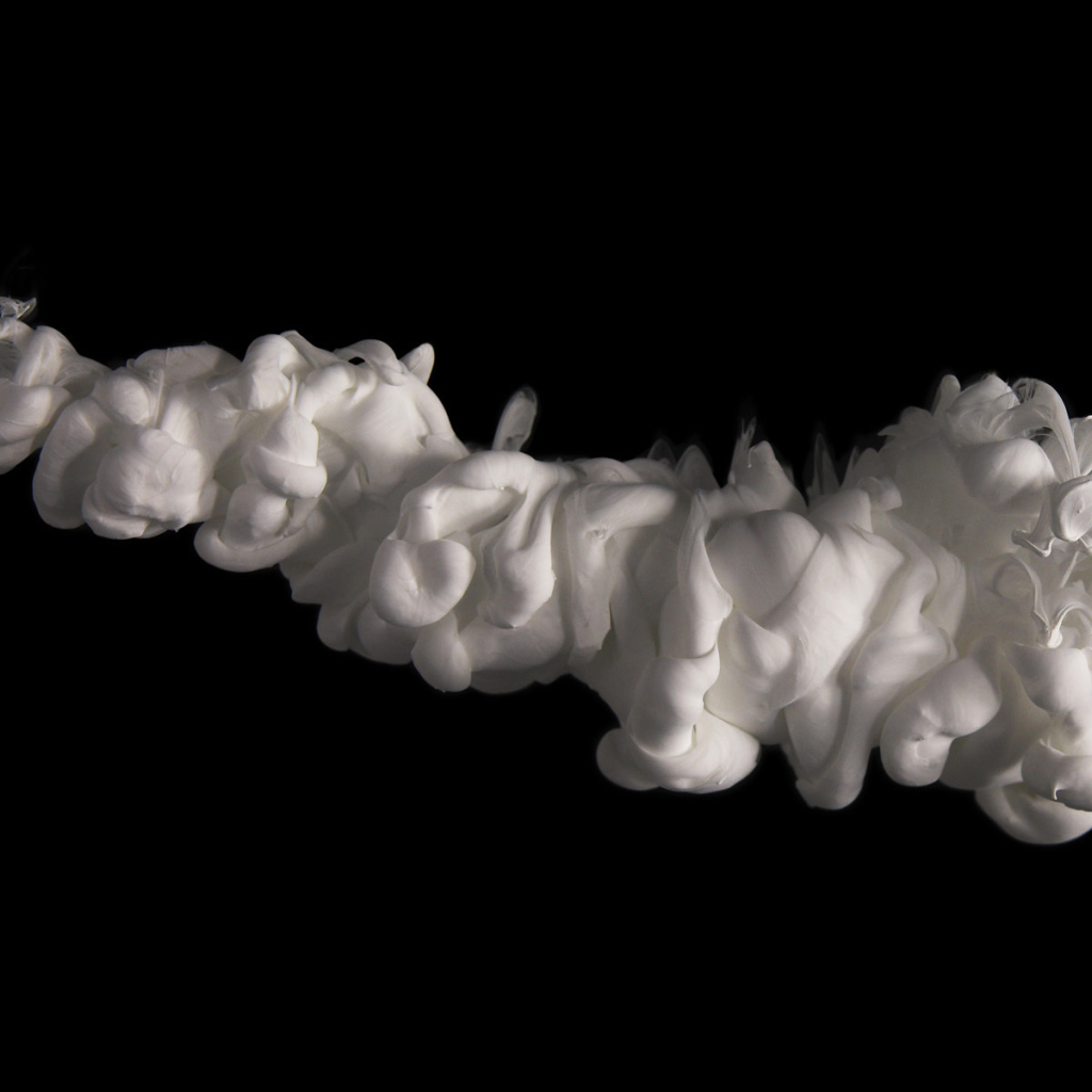 Белый дым на черных обоях