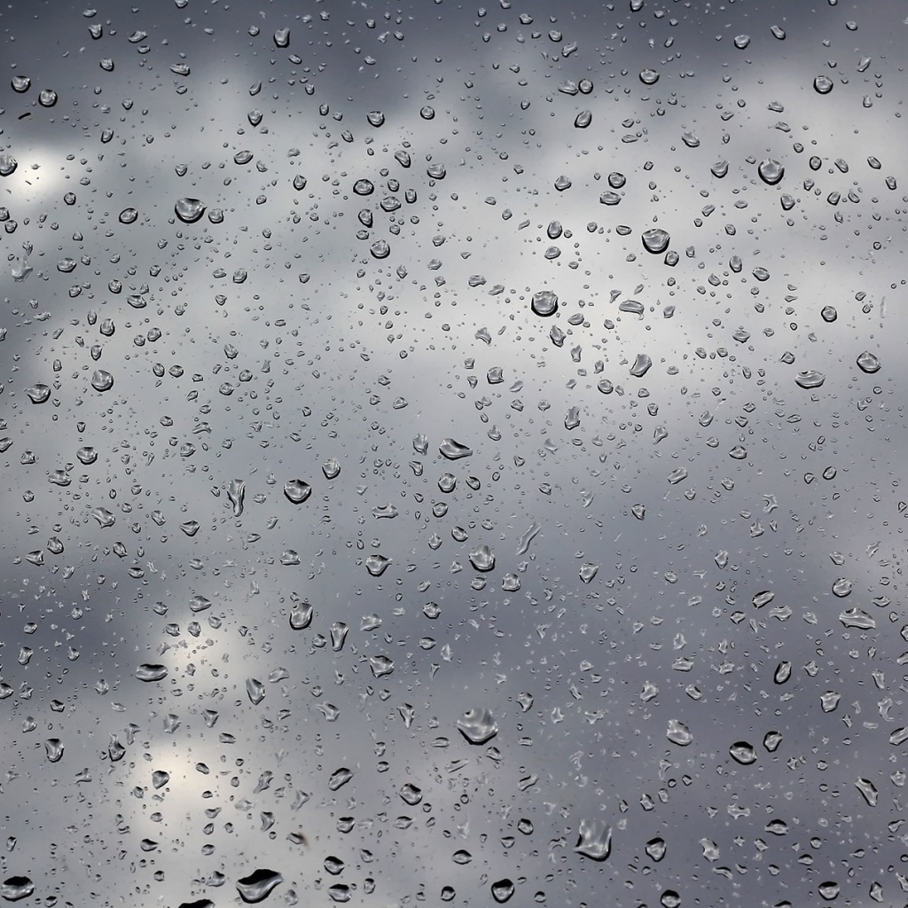 Капли на стекле