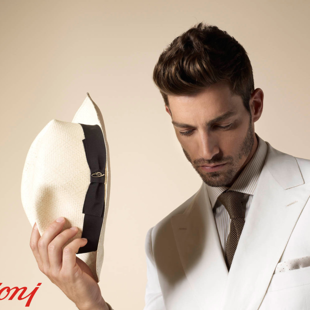 Мужчина в костюме от Brioni