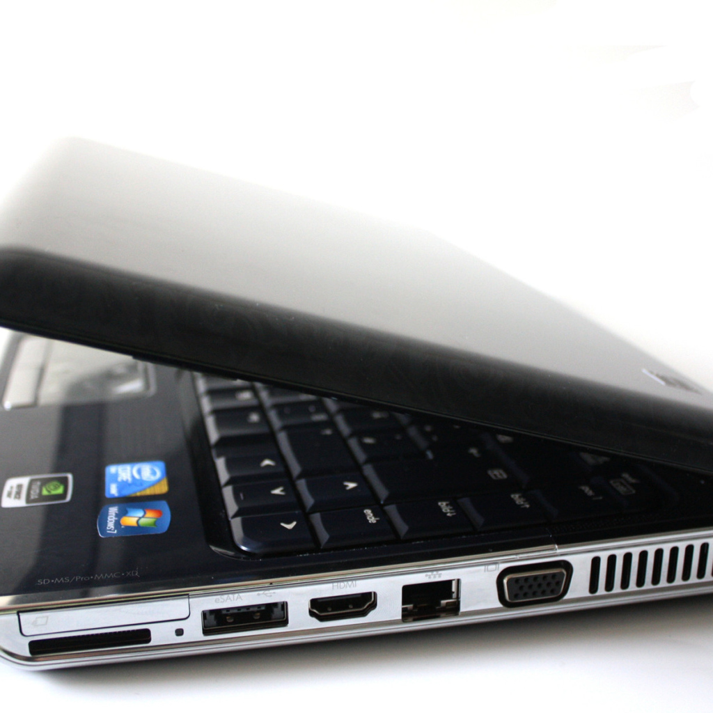 Приоткрытый ноутбук HP