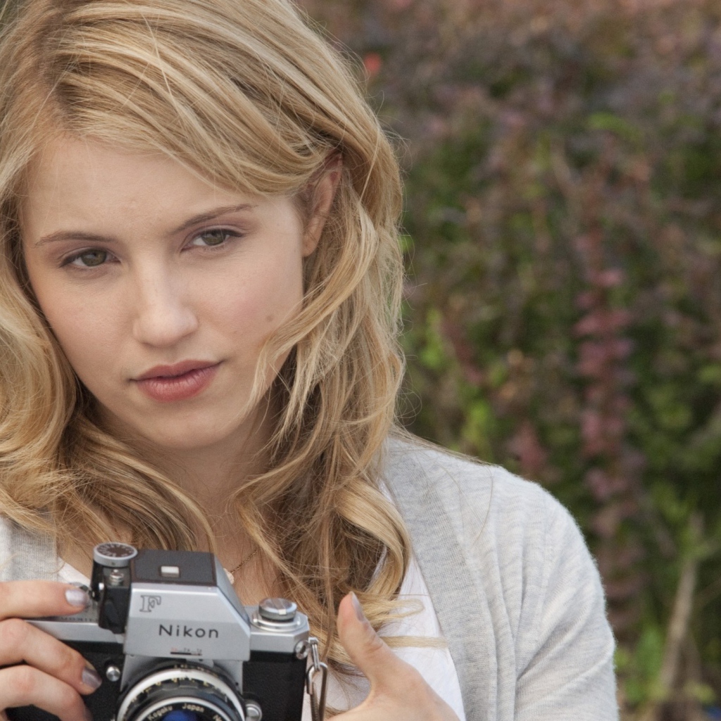 Диана с фотоаппаратом