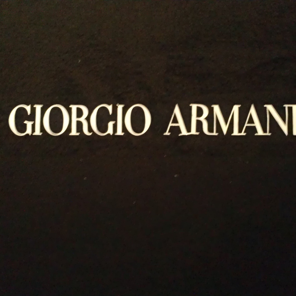 Известный бренд Giorgio Armani