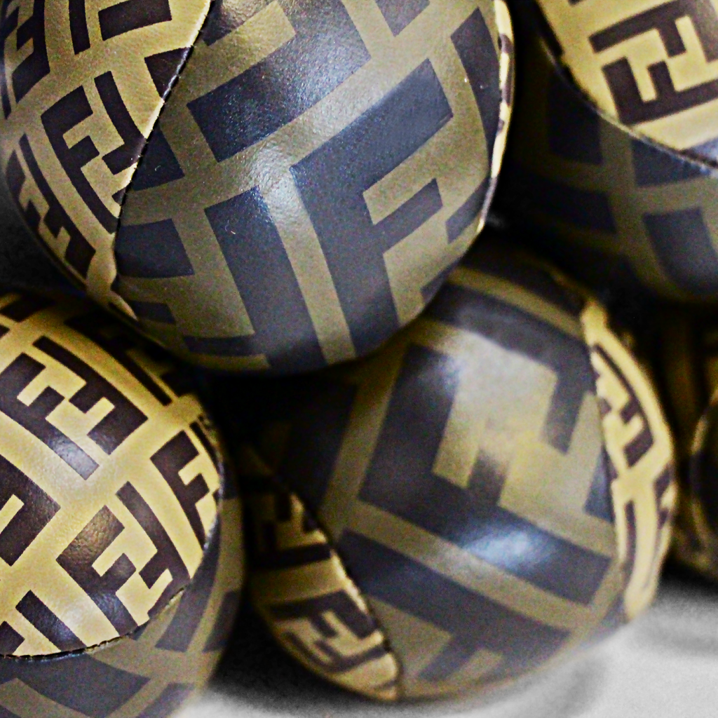 Логотип Fendi на коже