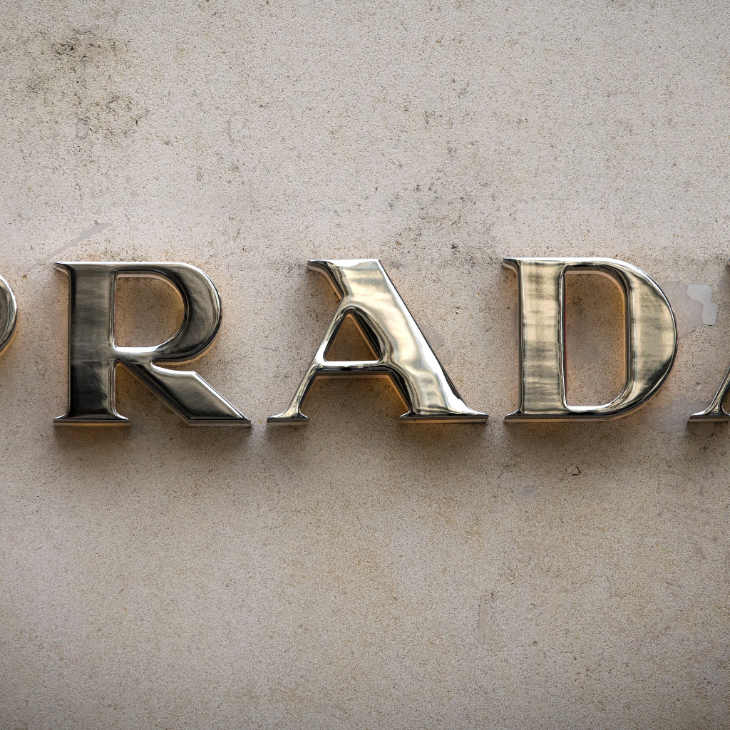 Золотые буквы Prada