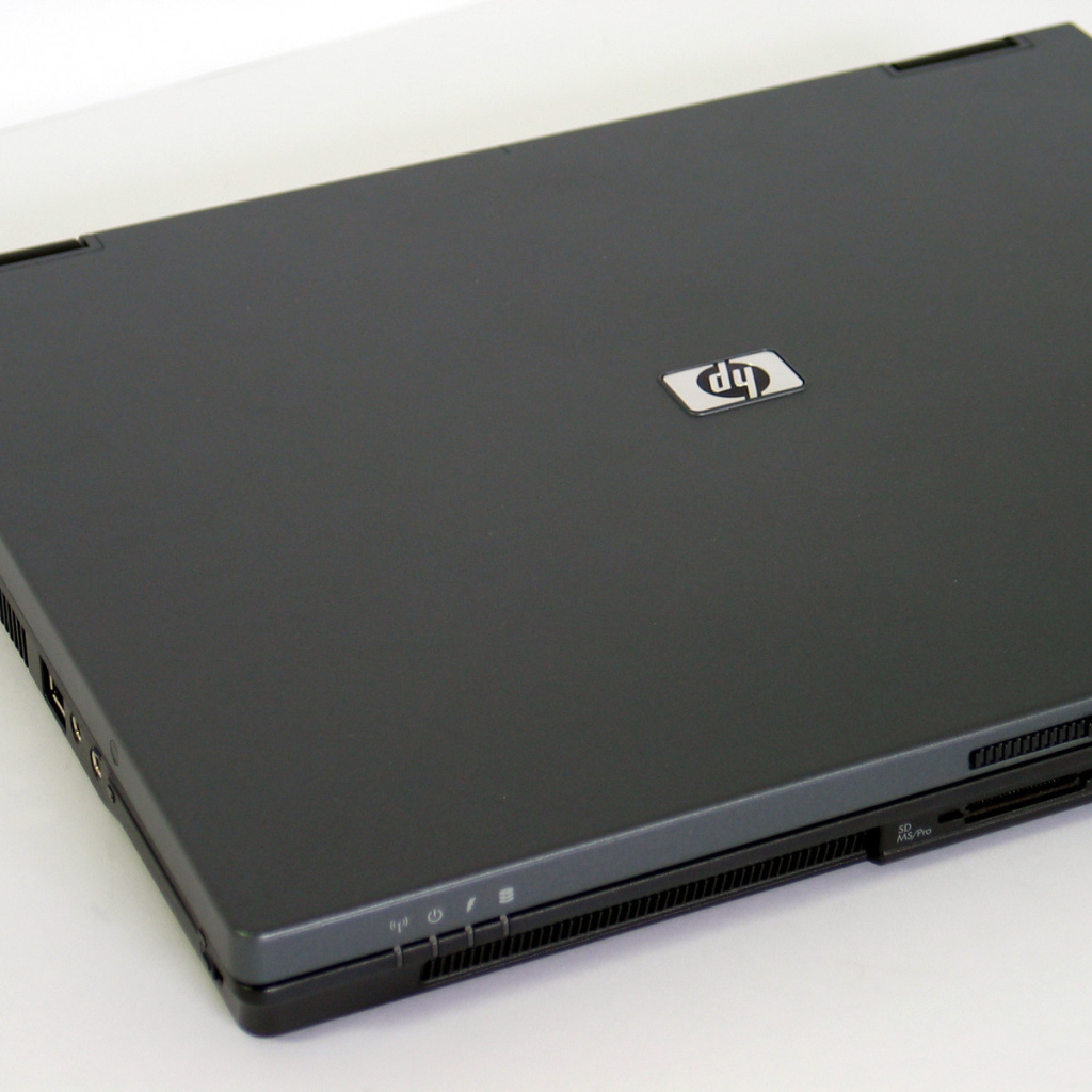 Серый ноутбук HP