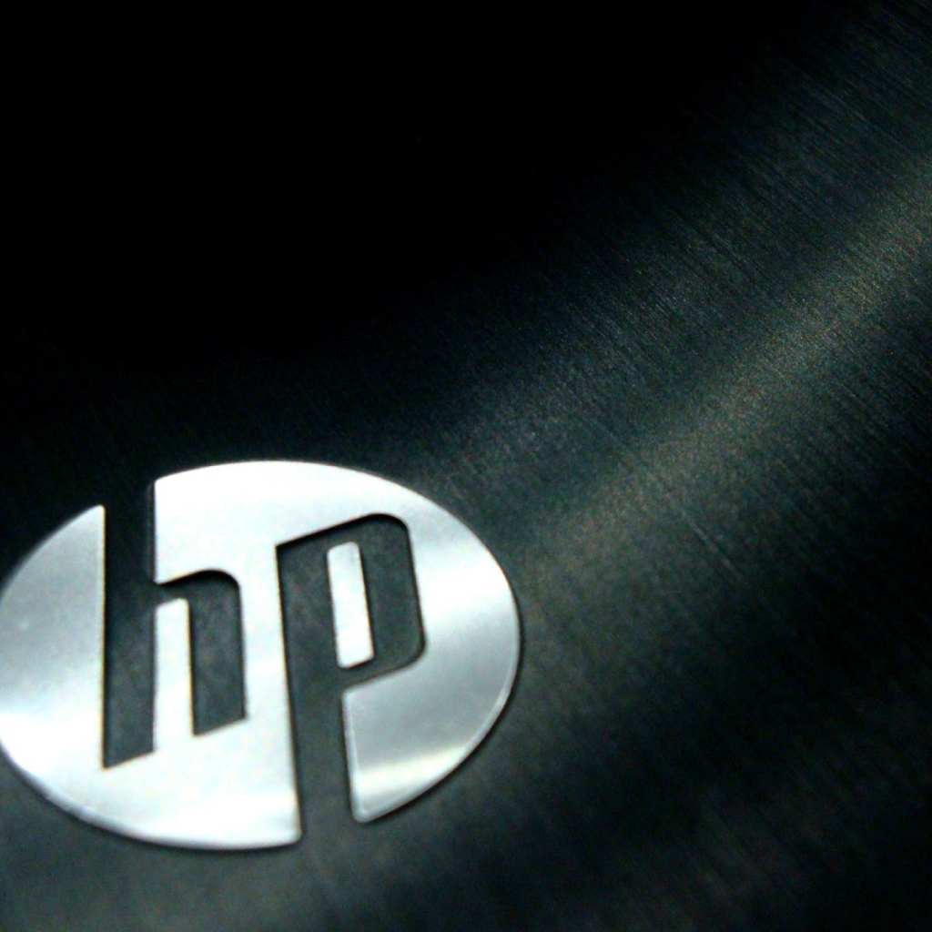 Логотип HP на металле