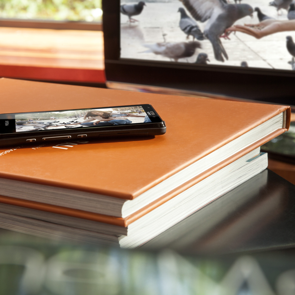 Мобильный телефон на книге