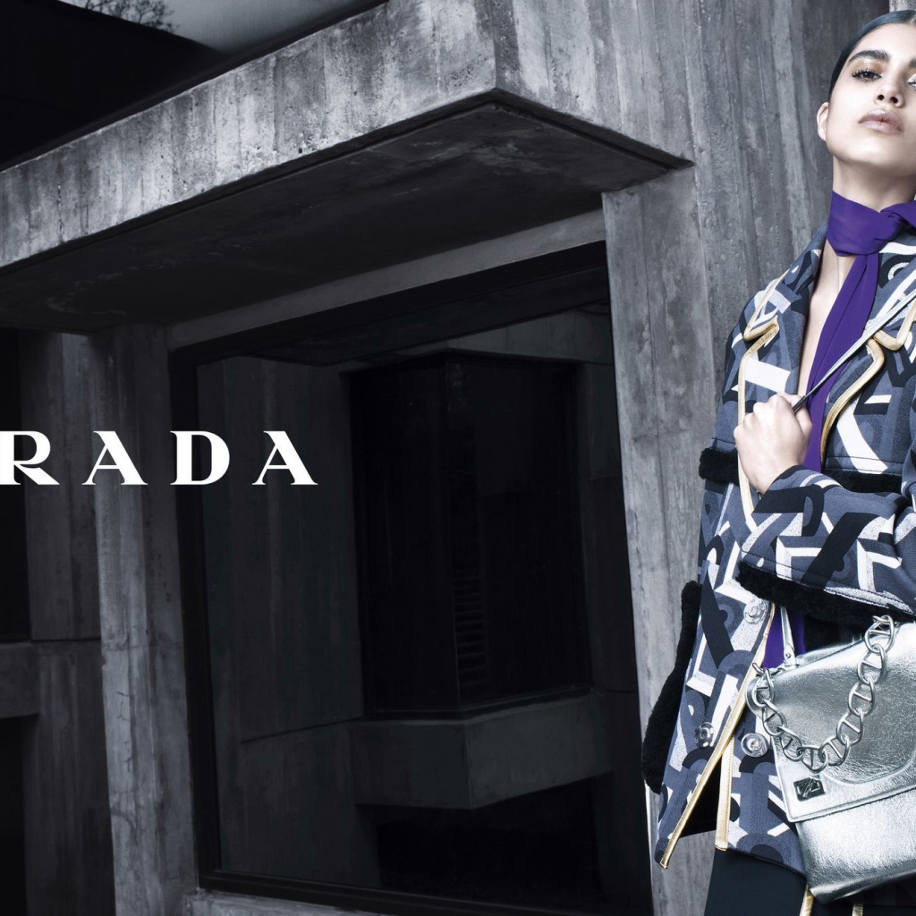 Модель в одежде Prada