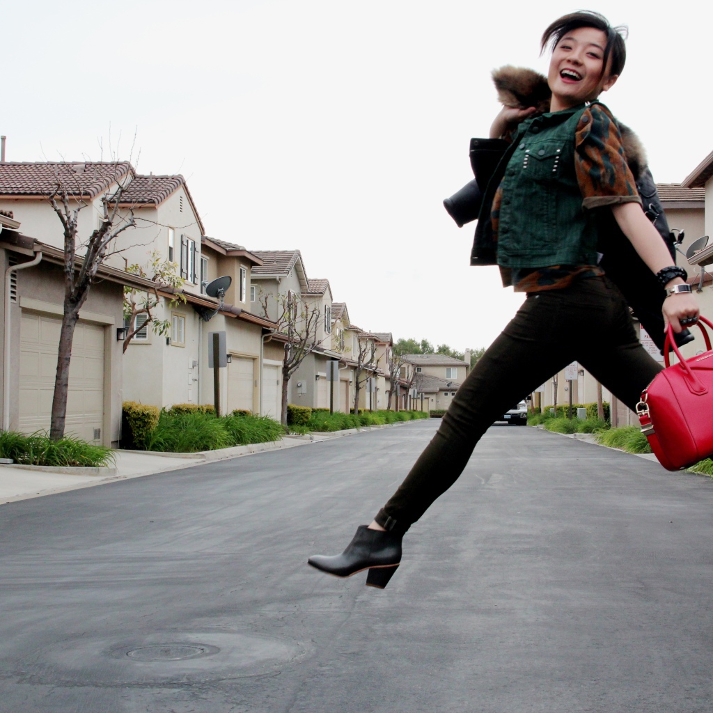 Довольная девушка с сумкой Givenchy