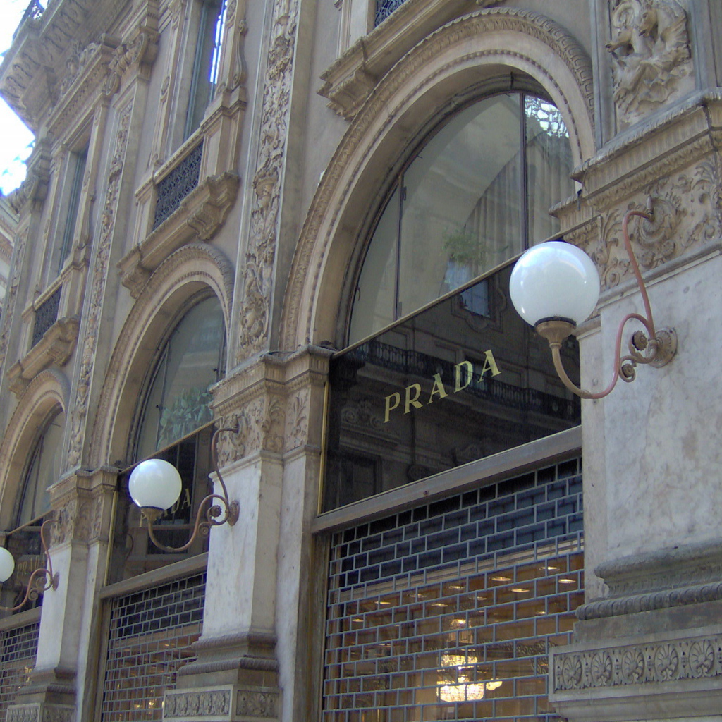 Магазин бренда одежды Prada