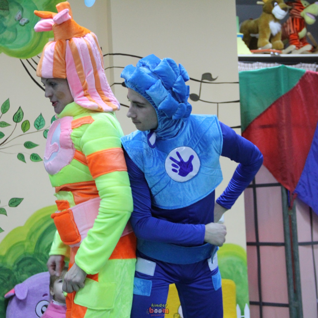 Актеры в костюмах фиксиков