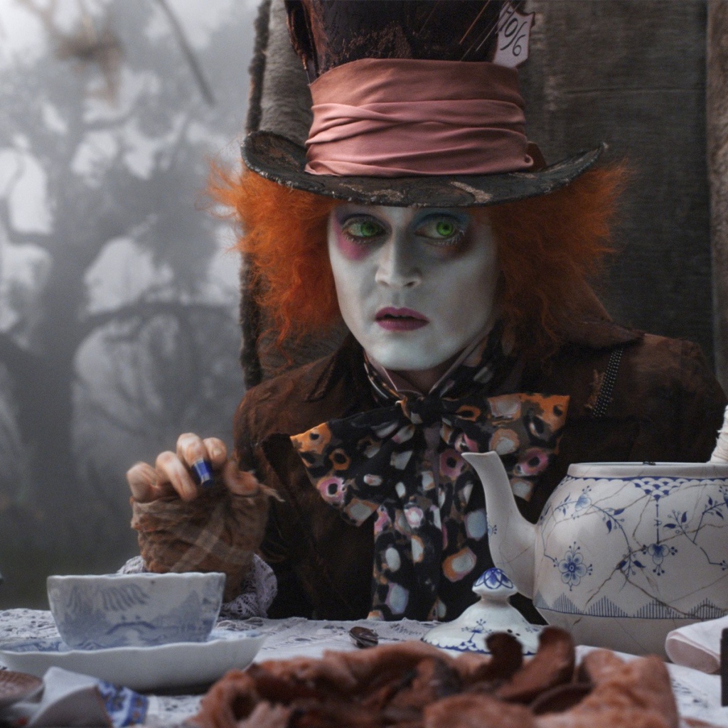 Алиса стоит на столе